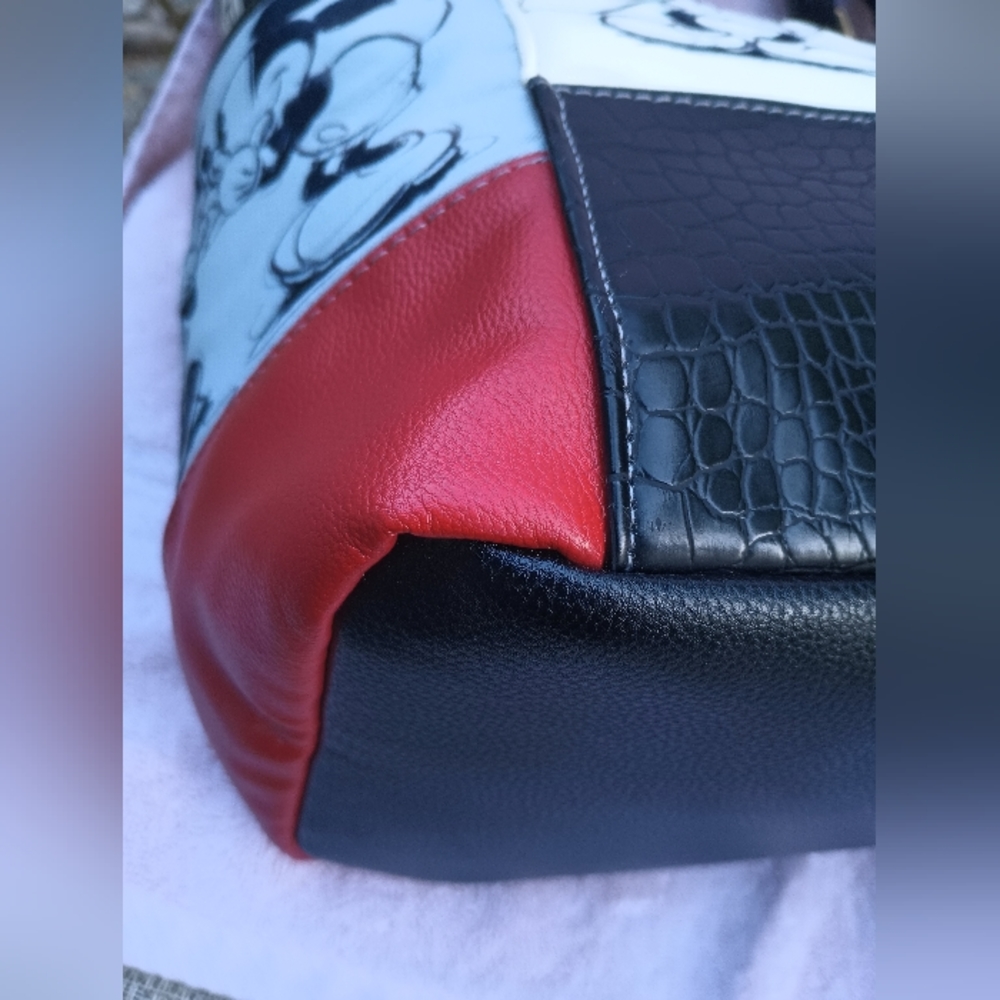 Bradford Exchange Mickey and Minnie Mouse purse - Picture 10 of 10